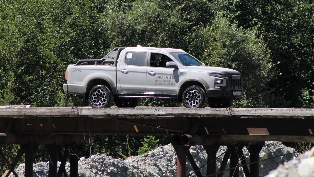 Дизельный пикап JAC T9 сбоку на мосту