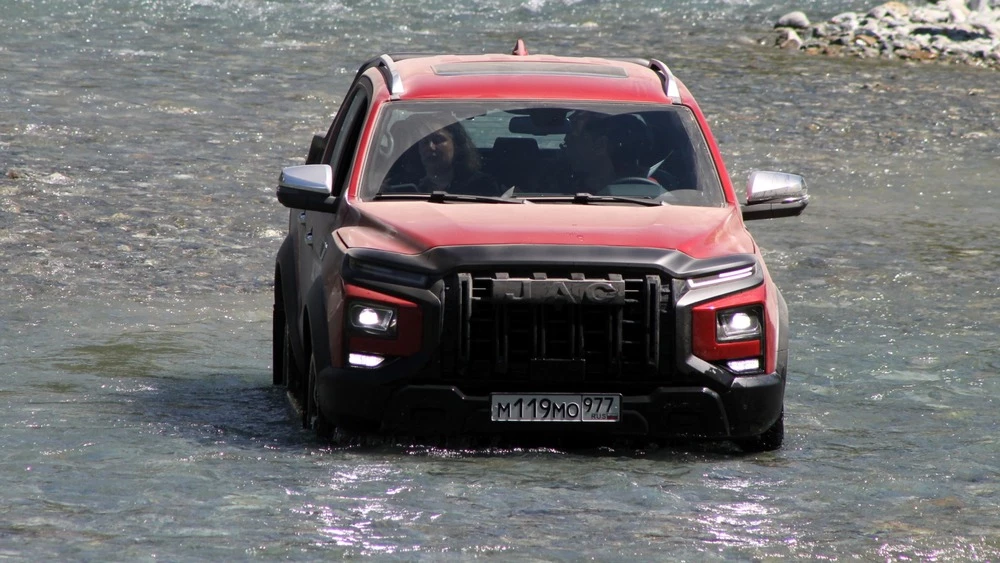 Дизельный пикап JAC T9 спереди брод водоем в динамике