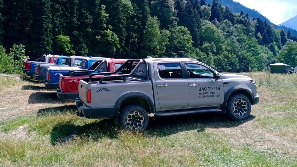 Дизельные пикапы JAC T9 сбоку разные цвета