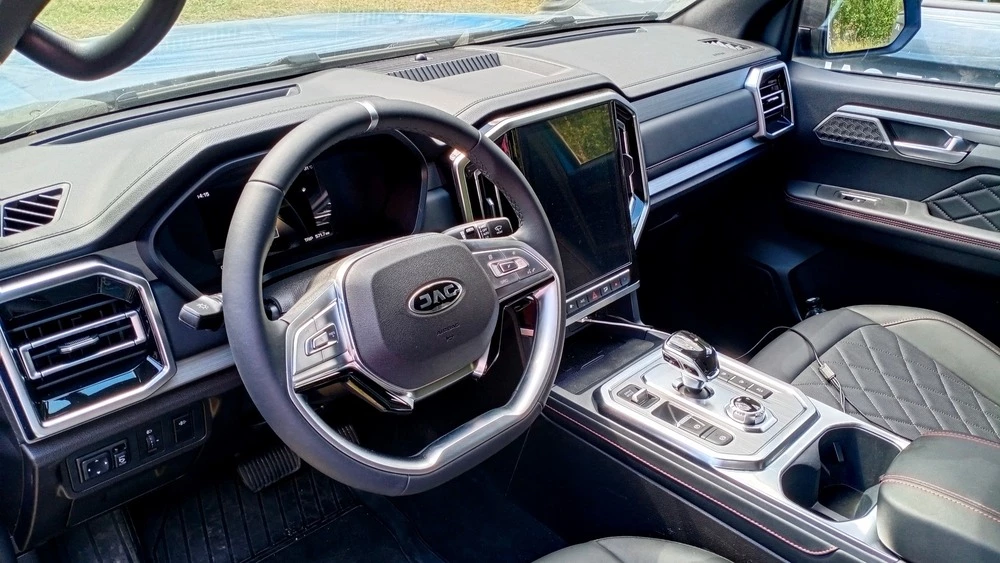 Салон дизельного пикапа JAC T9 интерьер