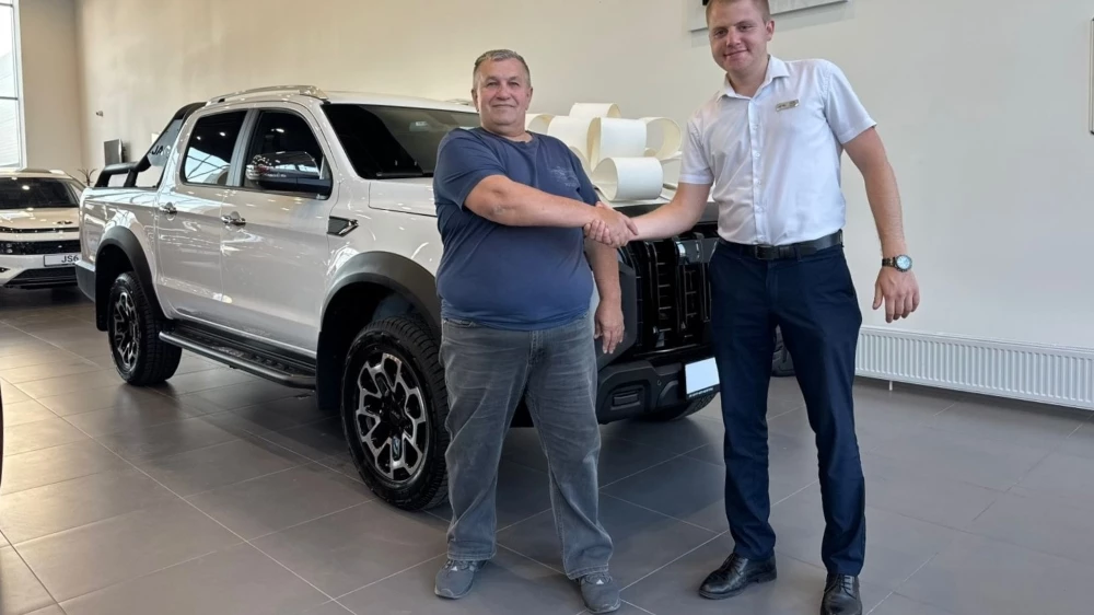 Дизельный пикап JAC T9 у дилера в автосалоне купить новый спереди сбоку Центр Авто-Белогорье выдача продажа