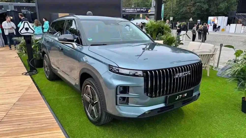 Гибридный кроссовер Jaecoo J7 SHS сбоку спереди мюнхенский автосалон 2025