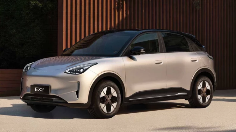 электромобиль geely ex2 xingyuan сертифицируют в еаэс хэтчбек сбоку спереди серебряный