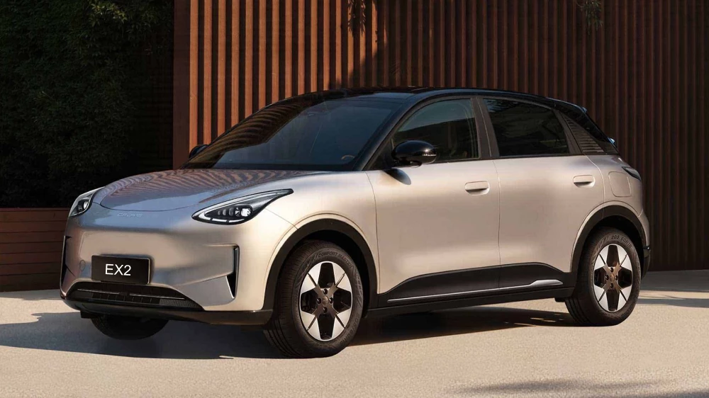 электромобиль geely ex2 xingyuan сертифицируют в еаэс хэтчбек сбоку спереди серебряный