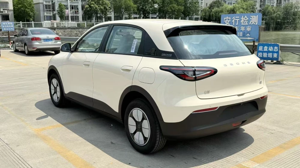 электромобиль geely ex2 xingyuan сертифицируют в еаэс хэтчбек сбоку сзади бежевый