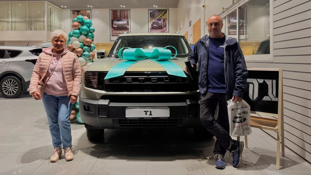 Jetour T1 у дилера в автосалоне шоурум спереди мурманск покупатель