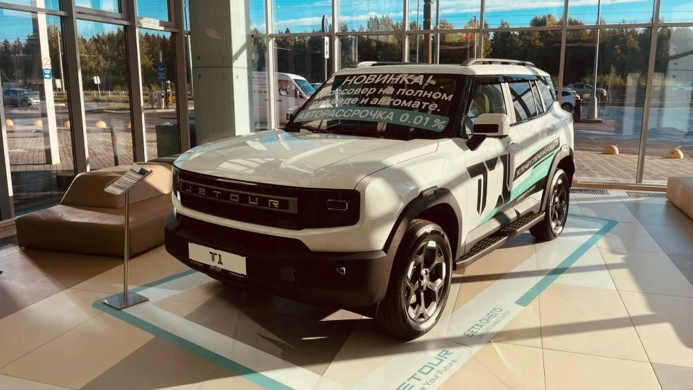 Jetour T1 у дилера в автосалоне шоурум сбоку спереди лотос плаза петрозаводск