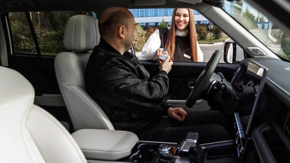 Jetour T1 у дилера в автосалоне шоурум томск покупатель элке авто салон интерьер