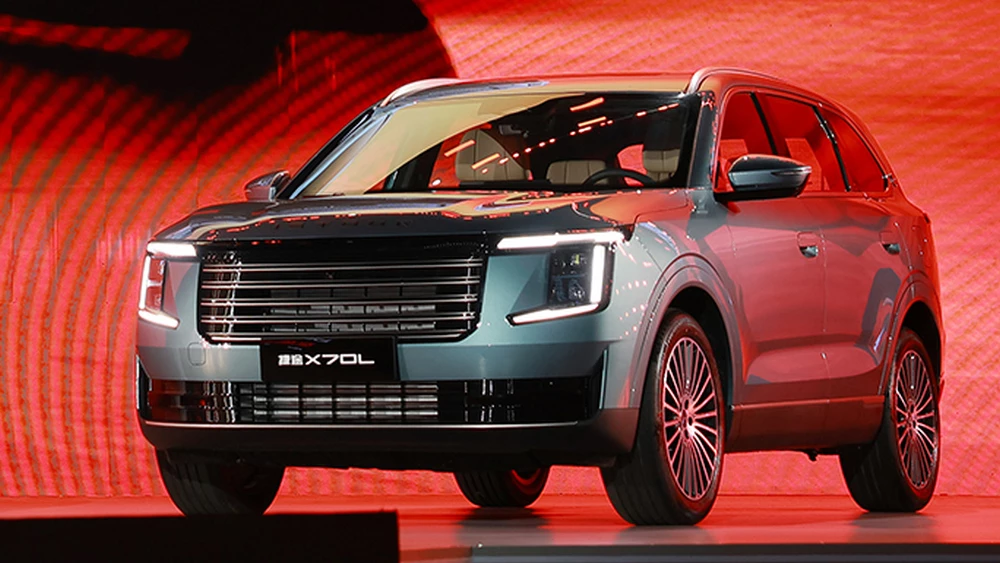 Jetour X70L сбоку спереди