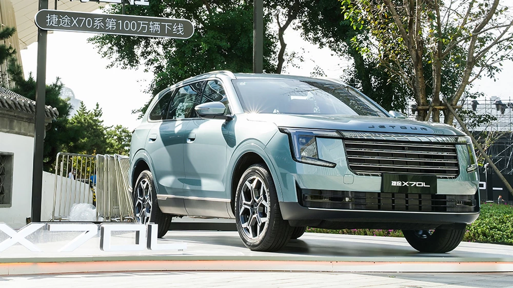 Jetour X70L сбоку спереди