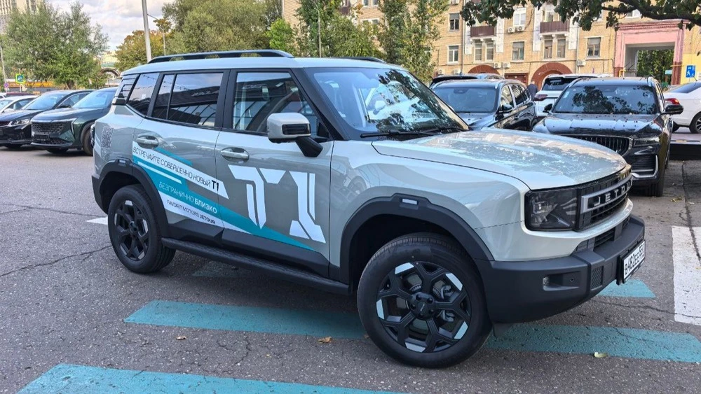 Jetour T1 сбоку спереди