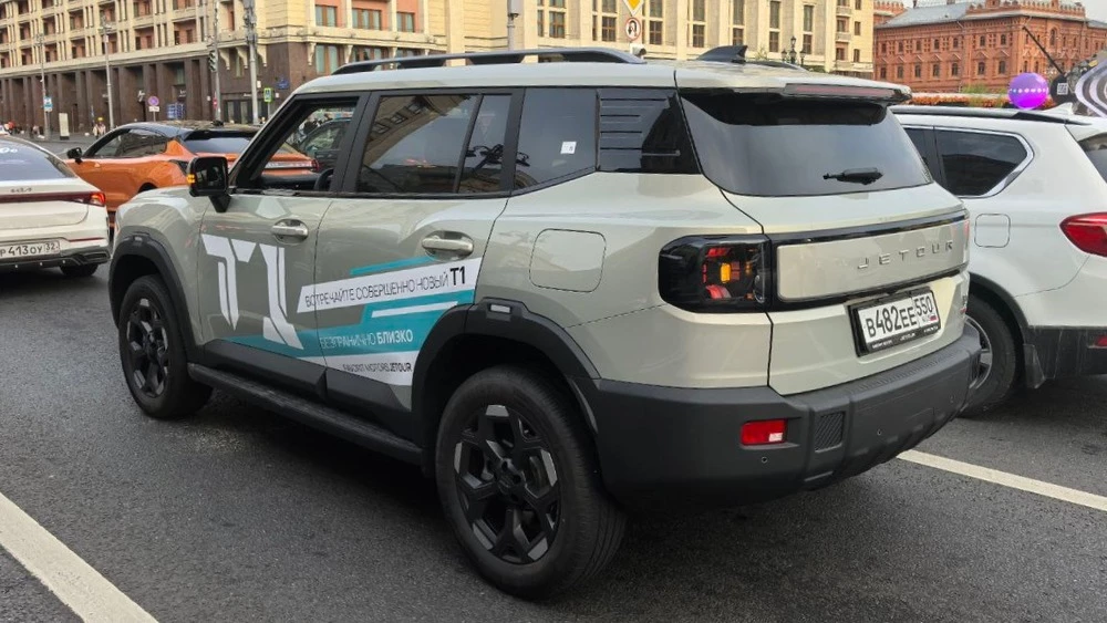 Jetour T1 сбоку сзади