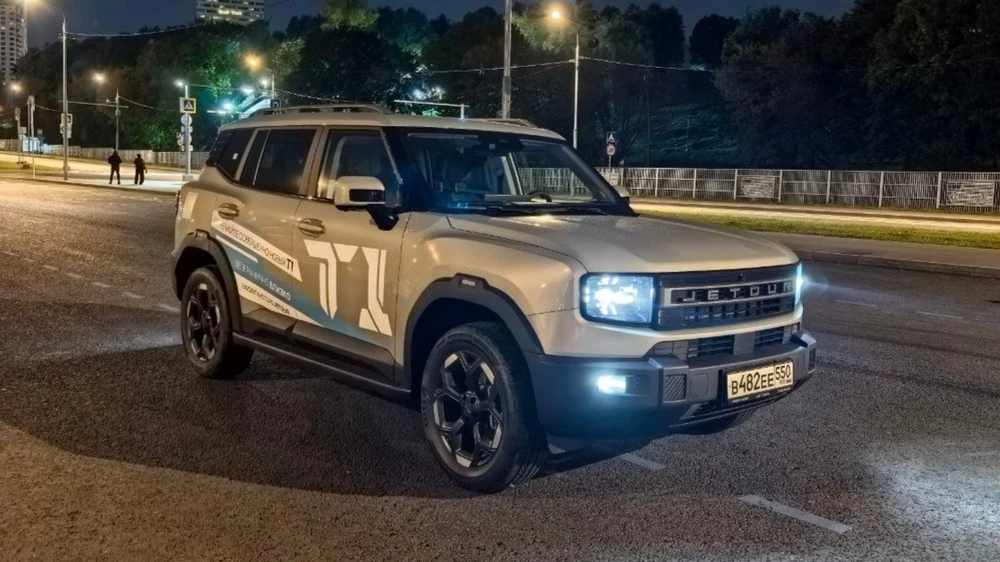 Jetour T1 сбоку спереди фары вечером