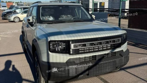 jetour t1 у дилера дилер фото читателя китайских автомобилей сбоку спереди кроссовер джетур т1 серебряный