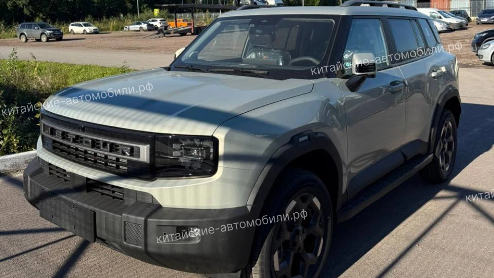 jetour t1 у дилера дилер фото читателя китайских автомобилей сбоку спереди кроссовер джетур т1 серебряный