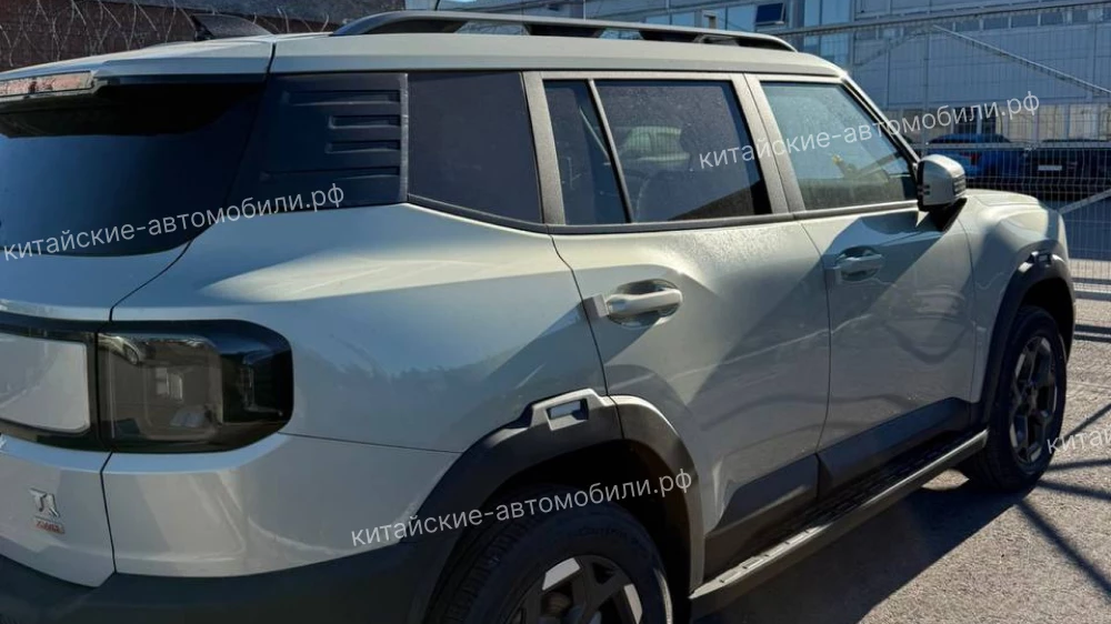 jetour t1 у дилера дилер фото читателя китайских автомобилей сбоку сзади кроссовер джетур т1 серебряный