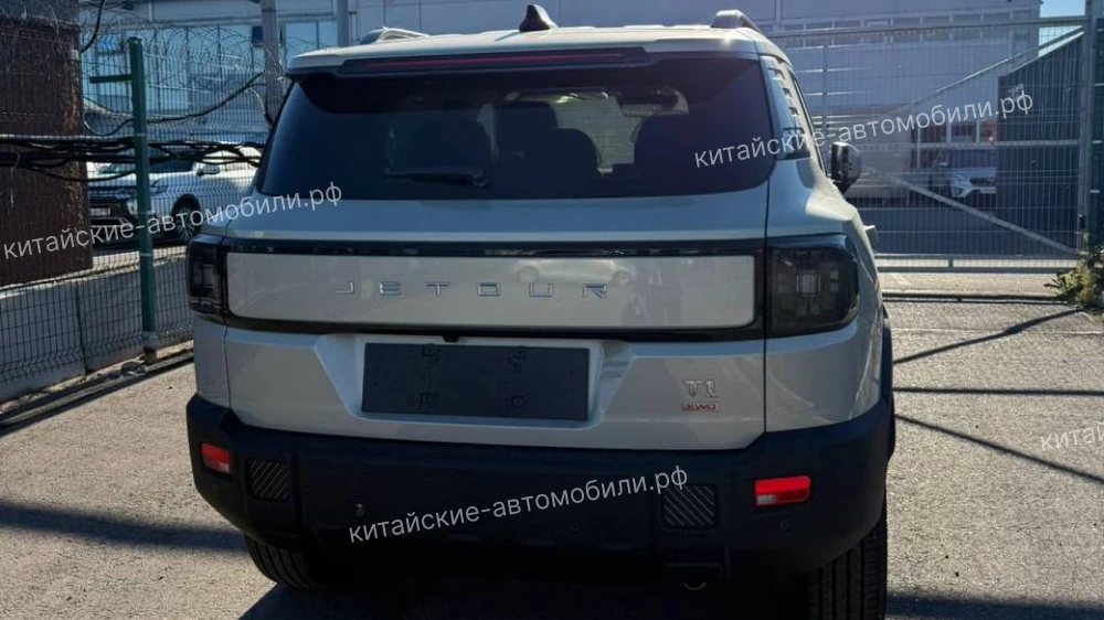 jetour t1 у дилера дилер фото читателя китайских автомобилей сбоку сзади кроссовер джетур т1 серебряный