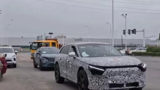 автомобиль кроссовер kgm es-10 на базе exeed exlantix et сбоку спереди камуфляж тестовый мул автомобиль-агрегатоноситель