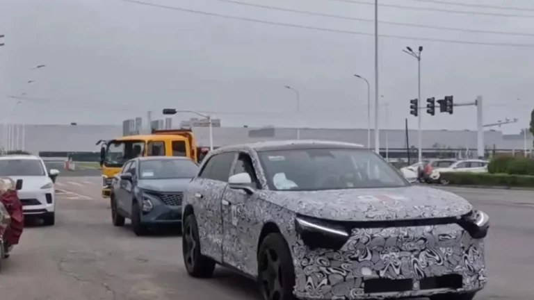автомобиль кроссовер kgm es-10 на базе exeed exlantix et сбоку спереди камуфляж тестовый мул автомобиль-агрегатоноситель