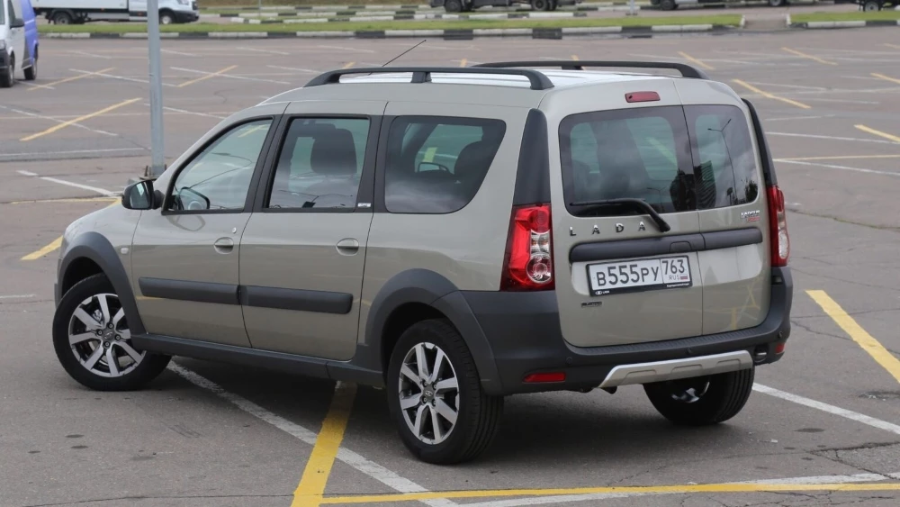 Lada Largus Cross сбоку сзади