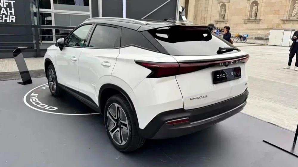 Omoda E5 сбоку сзади мюнхенский автосалон 2025