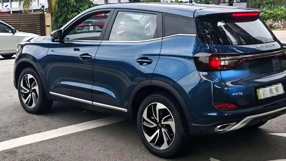 электрический кроссовер Jetour eVT5 сзади сбоку