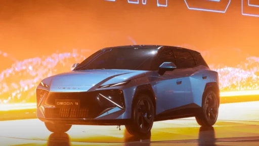 omoda 3 omoda c3 кроссовер продробности кроссовер сбоку спереди синий