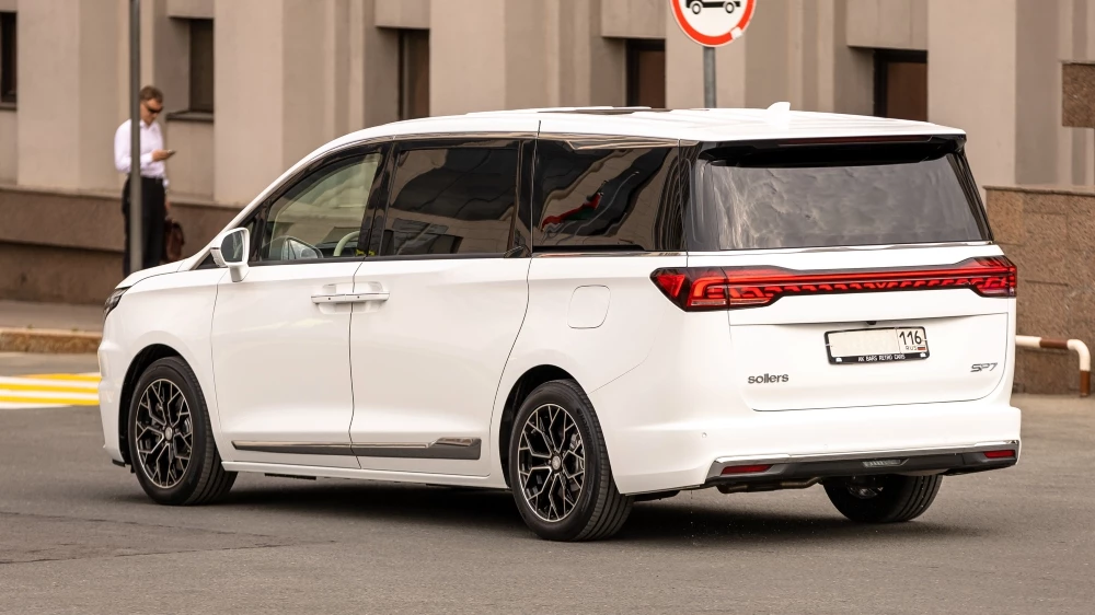 Минивэн Sollers SP7 сбоку сзади