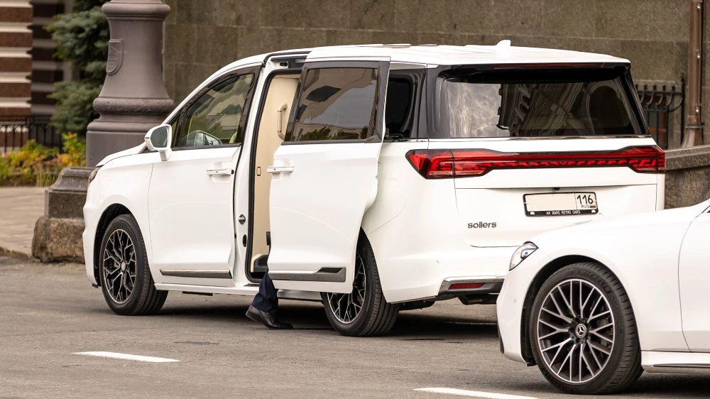 Минивэн Sollers SP7 сбоку сзади