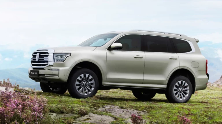 старт продаж внедорожника tank 500 hi-charge подзаряжаемый гибрид в россии сбоку спереди