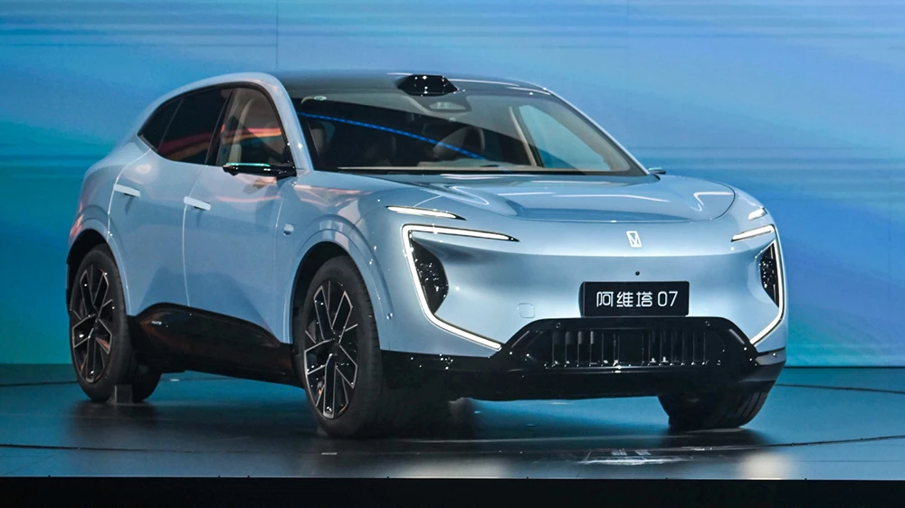 старт продаж обновленного avatr 07 сбоку спереди кроссовер голубой