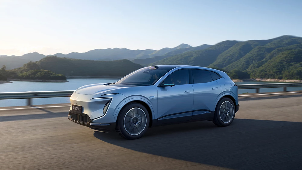 старт продаж обновленного avatr 07 сбоку спереди кроссовер голубой