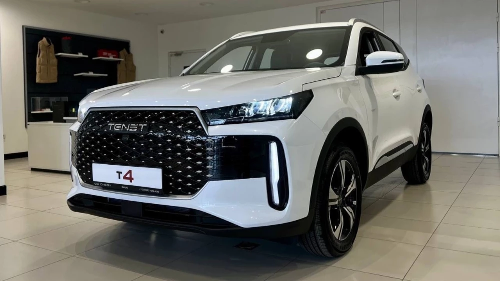Кроссовер Tenet T4 у дилера в автосалоне сбоку спереди