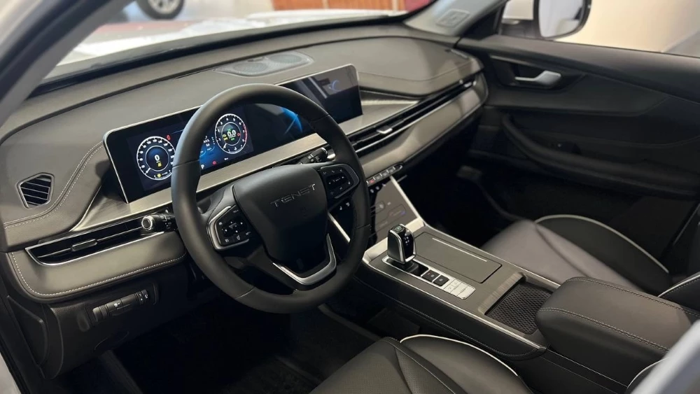 Кроссовер Tenet T4 у дилера в автосалоне Chery Барс Омск салон интерьер