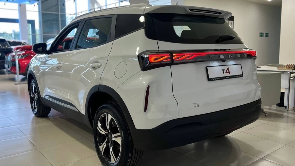 Кроссовер Tenet T4 у дилера в автосалоне Chery Барс Омск сбоку сзади