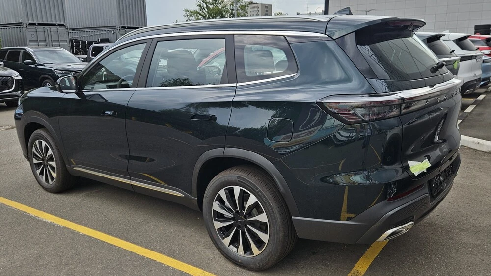 Tenet T8 сбоку сзади