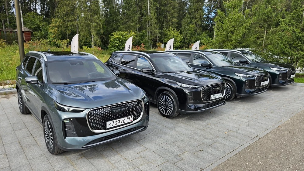 Tenet T8 сбоку спереди несколько