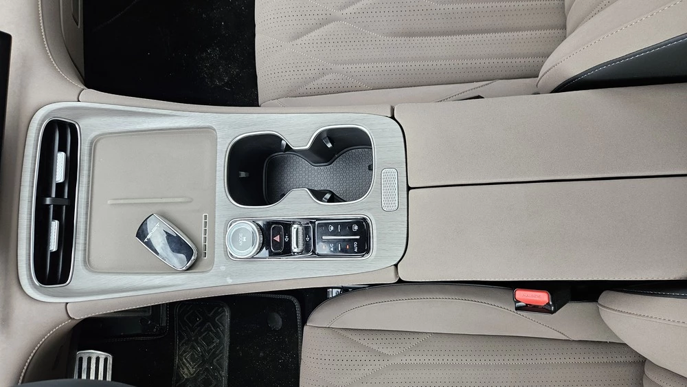 Tenet T8 салон интерьер тоннель селектор