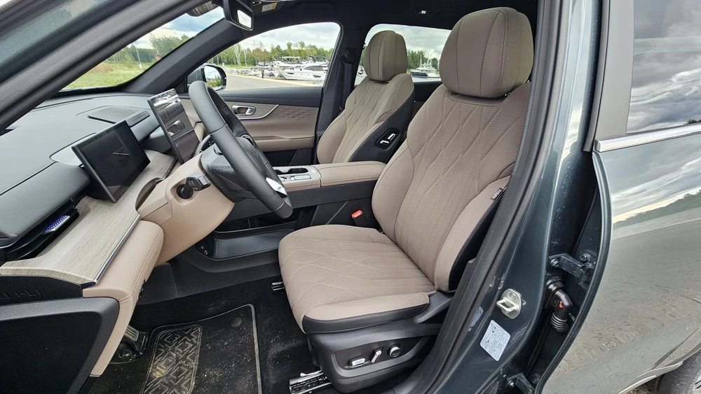 Tenet T8 салон интерьер сиденья первый ряд