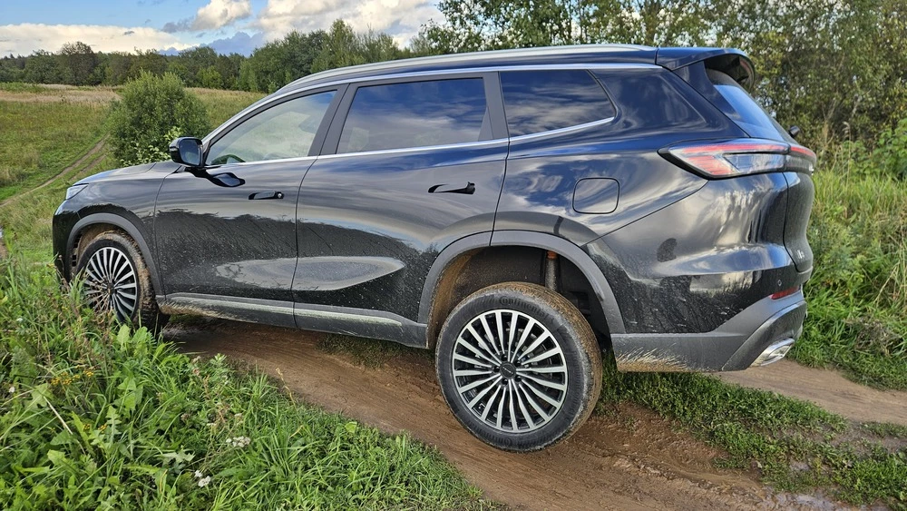 Tenet T8 сбоку полный привод вывешивание