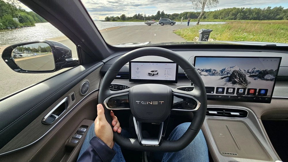 Tenet T8 салон интерьер водитель за рулем
