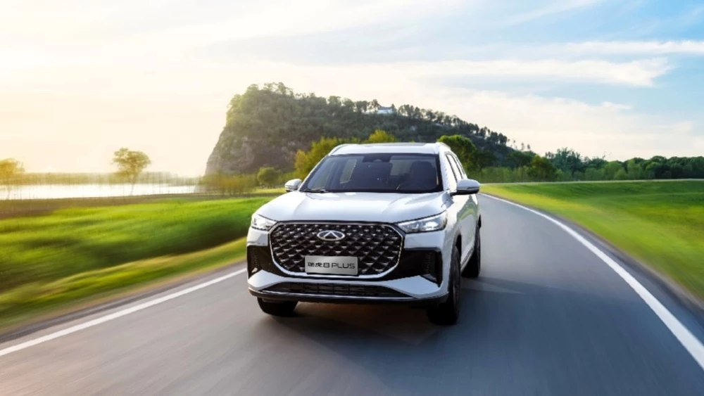 обновленный кроссовер chery tiggo 8 plus сбоку спереди Китай