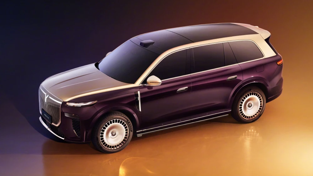 Кроссовер Voyah Taishan спереди сбоку