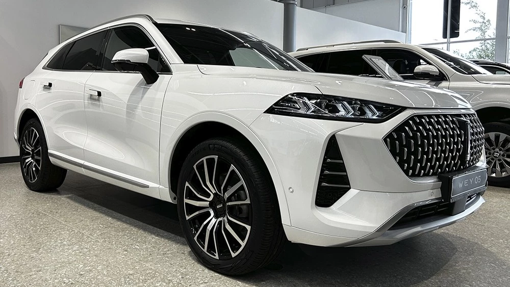 WEY 05 у дилера в салоне сбоку спереди Балтавтотрейд