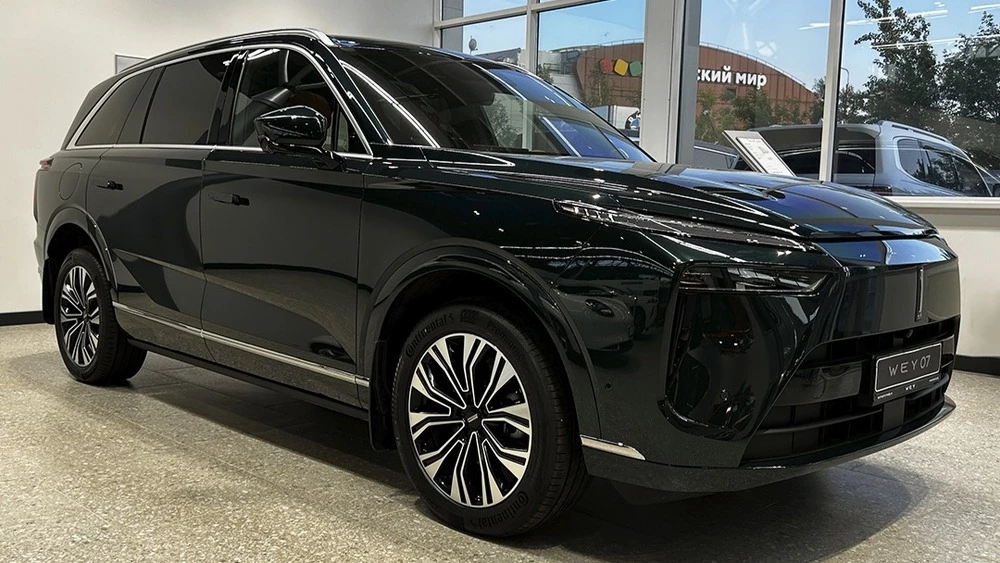 WEY 07 у дилера в салоне сбоку спереди Балтавтотрейд