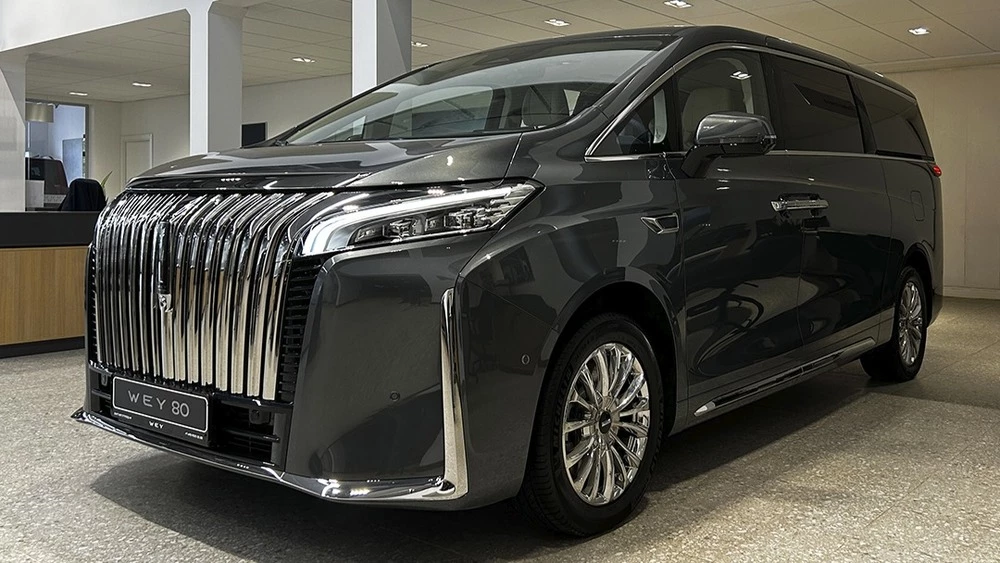 WEY 80 у дилера в салоне сбоку спереди Балтавтотрейд