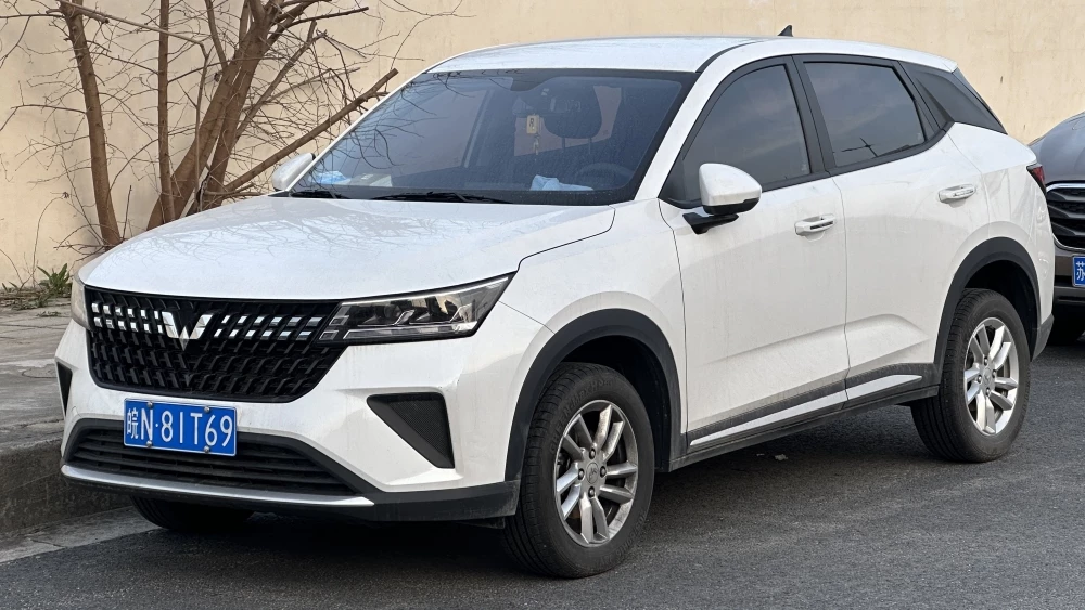 Wuling Xingchi сбоку спереди