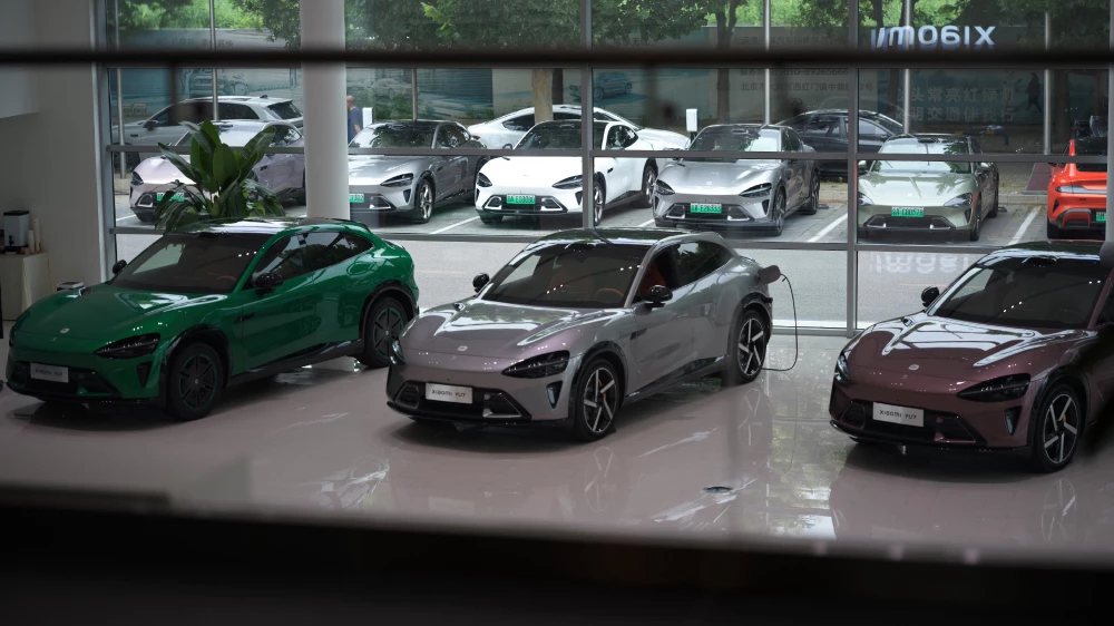 дилерский центр автосалон xiaomi auto в китае седан su7 кроссовер yu7