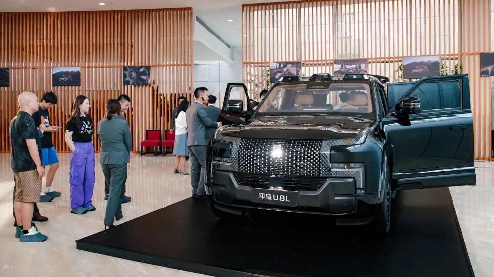 YangWang U8L у дилера в автосалоне в китае спереди