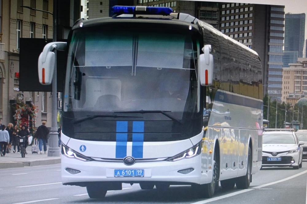 автобус Yutong ZK6127HQ в полиции москва сбоку спереди